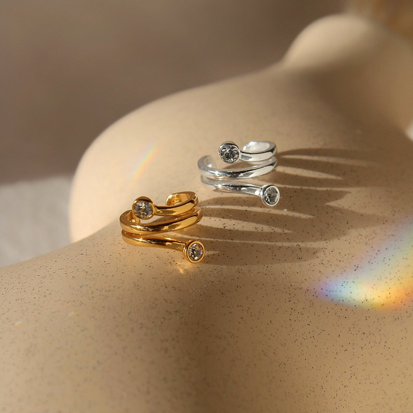 "Silent Ascent" - eleganter Earcuff mit Zirkonia