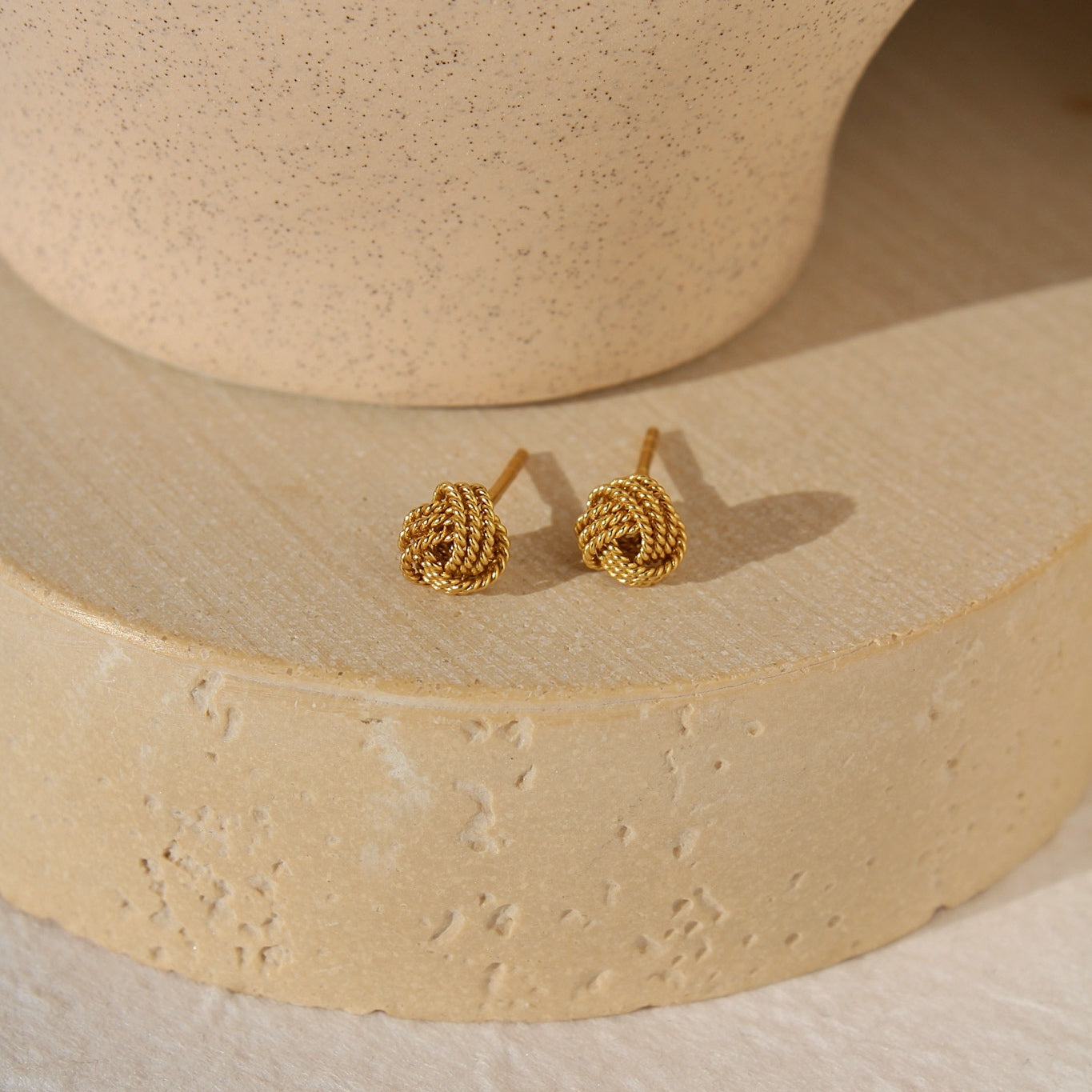 "Mellow" zarte, elegante Knoten Ohrstecker