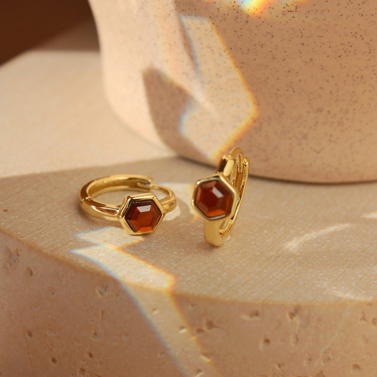 "Hailey" Hexagon Creolen mit bunten Zirkonia