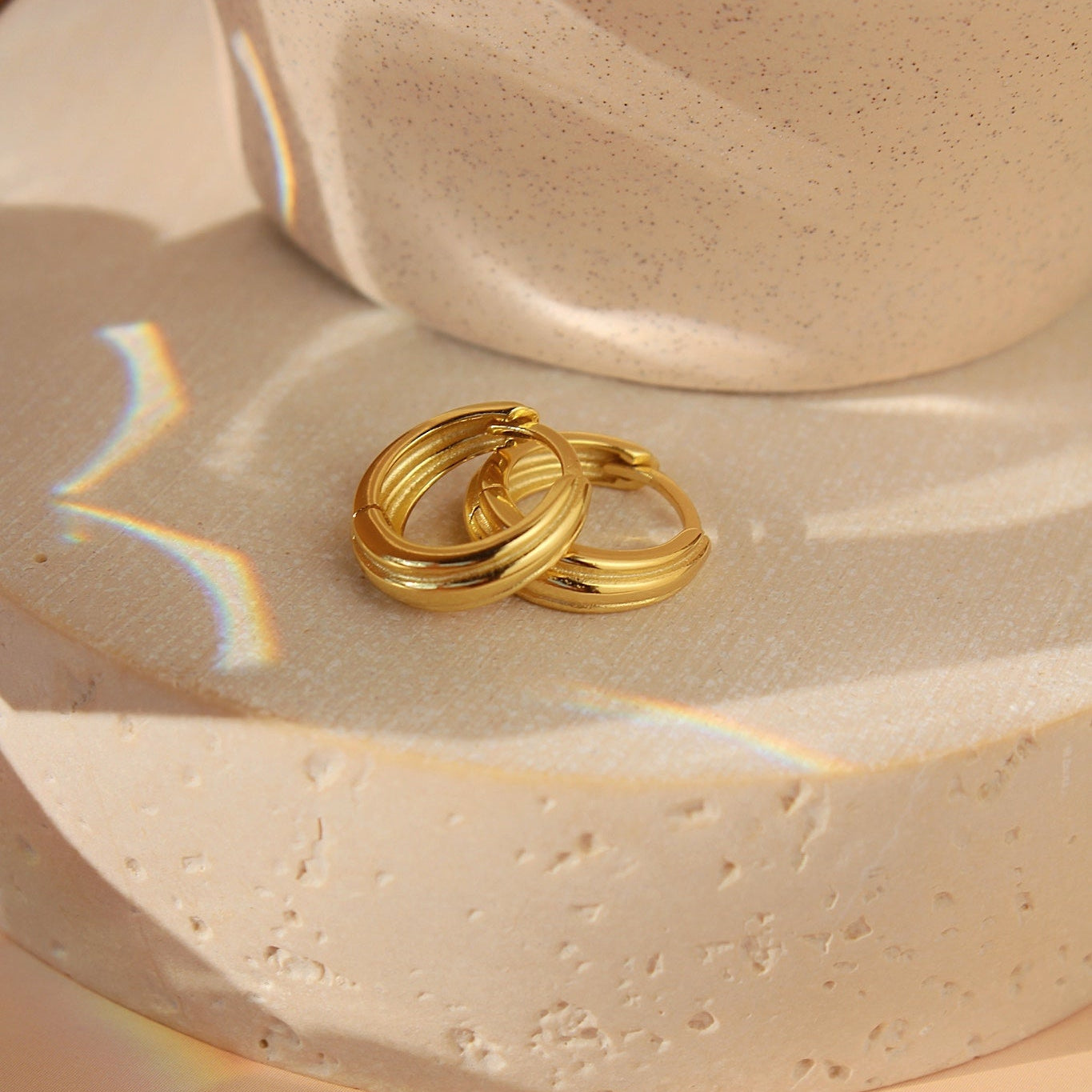 Golden Flow – Organische Creolen mit sanften Linien