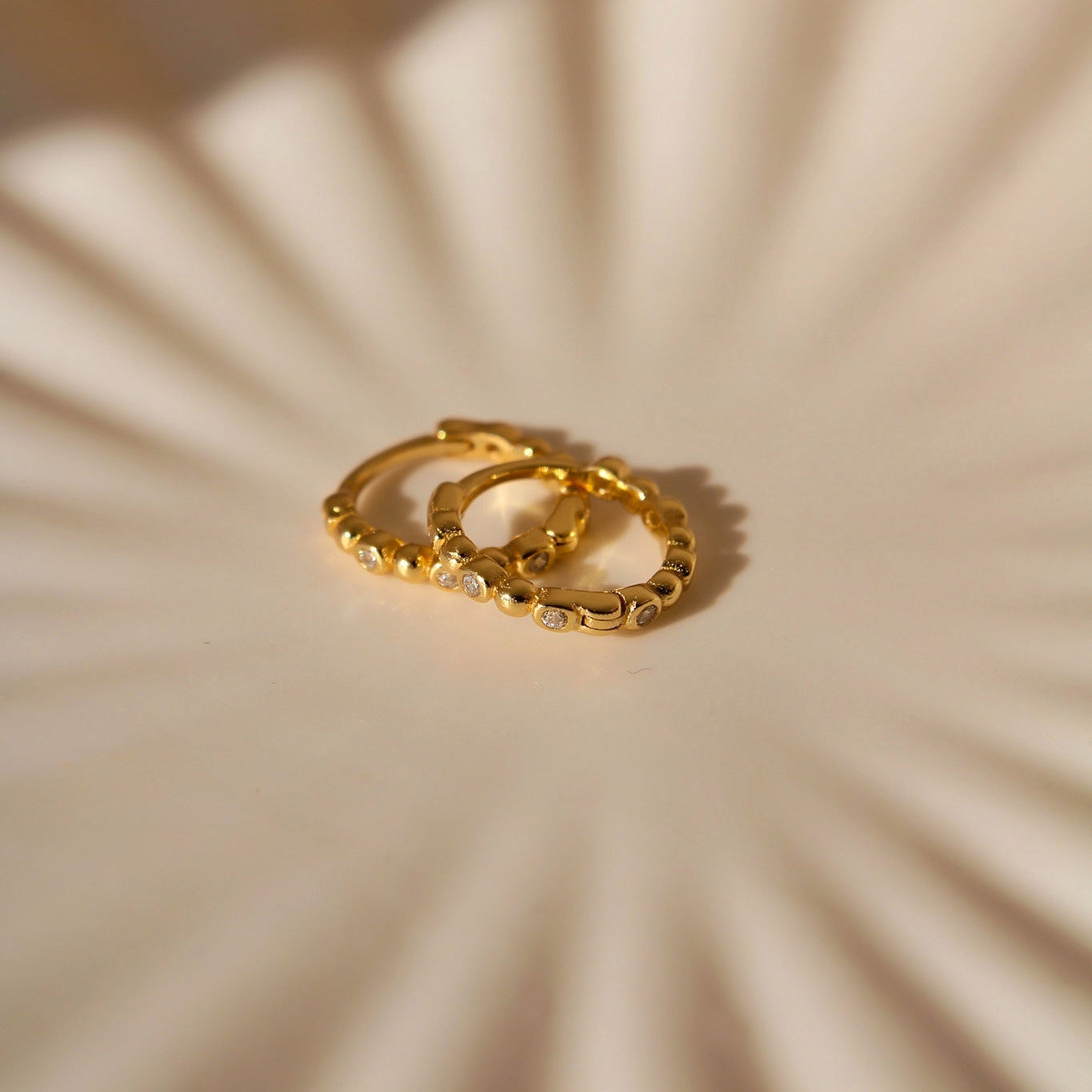 "Amelia" kleine Zirkonia Kügelchen Creolen Gold