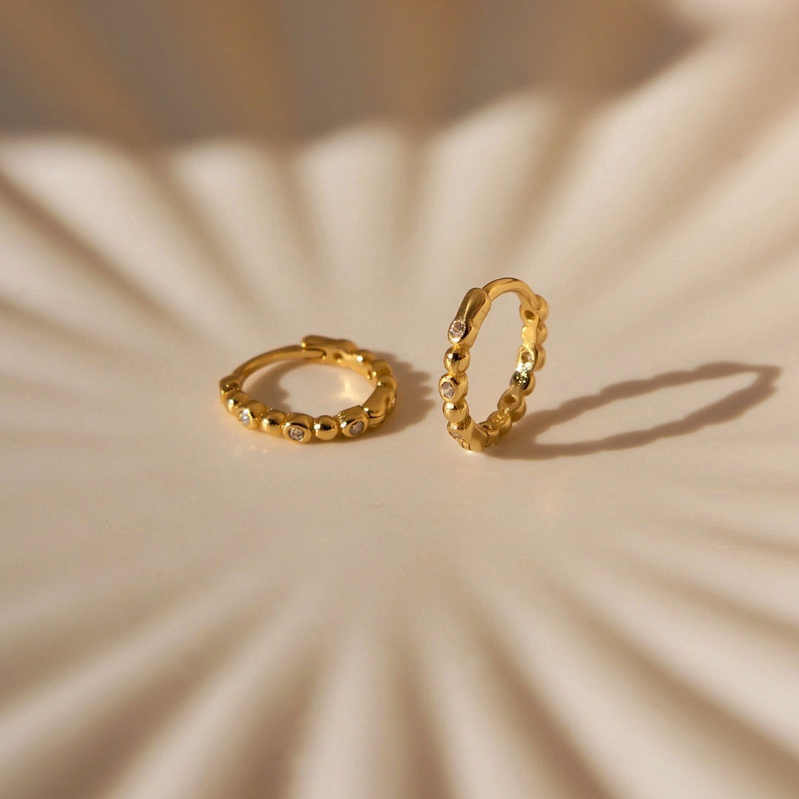 "Amelia" kleine Zirkonia Kügelchen Creolen Gold