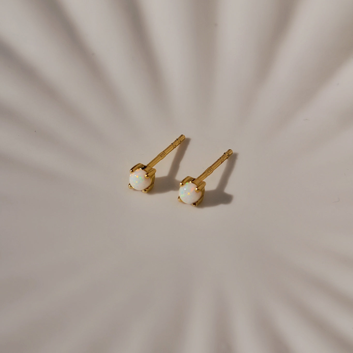 Elara - Vergoldete Ohrstecker aus 925 Sterling Silber mit Opal