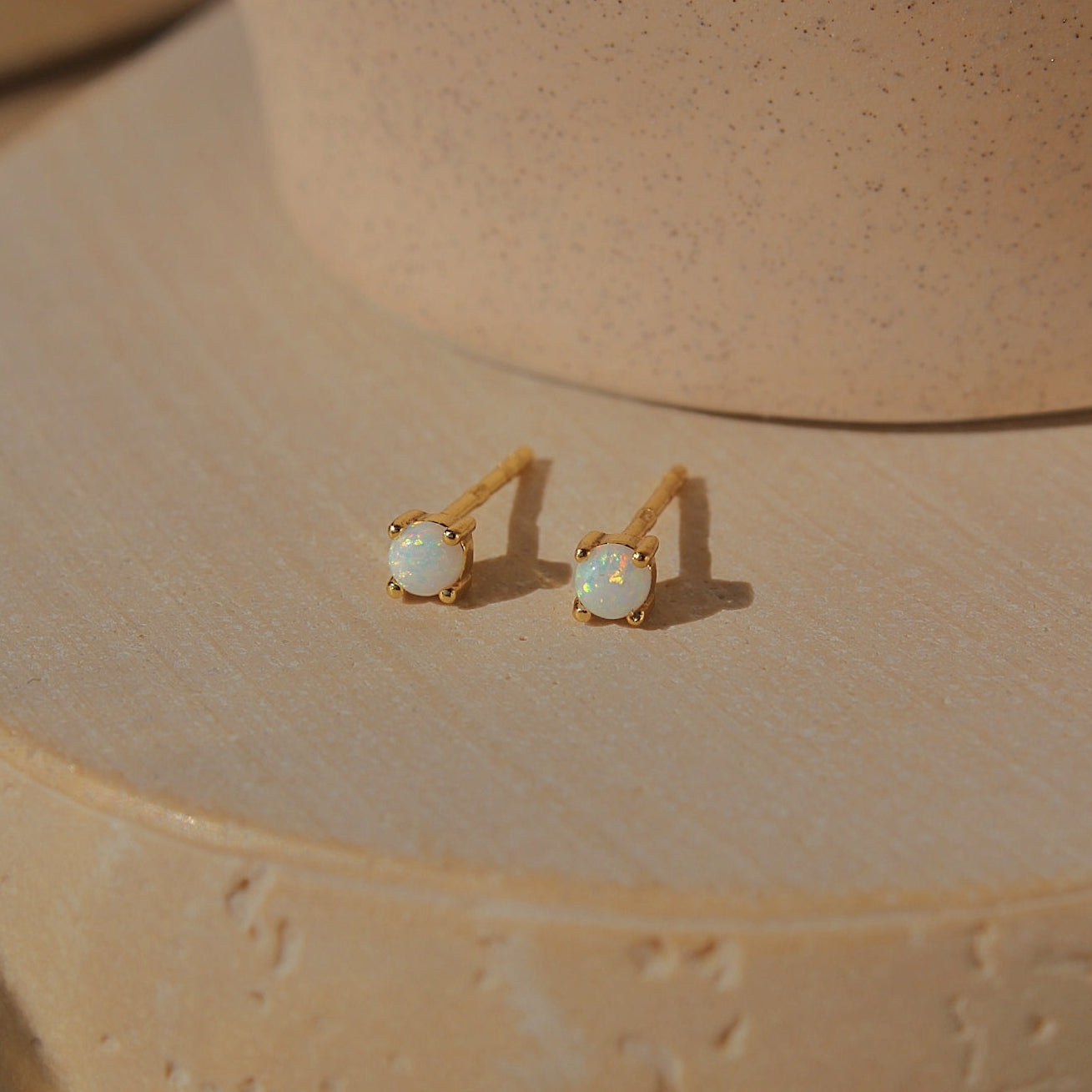 Elara - Vergoldete Ohrstecker aus 925 Sterling Silber mit Opal