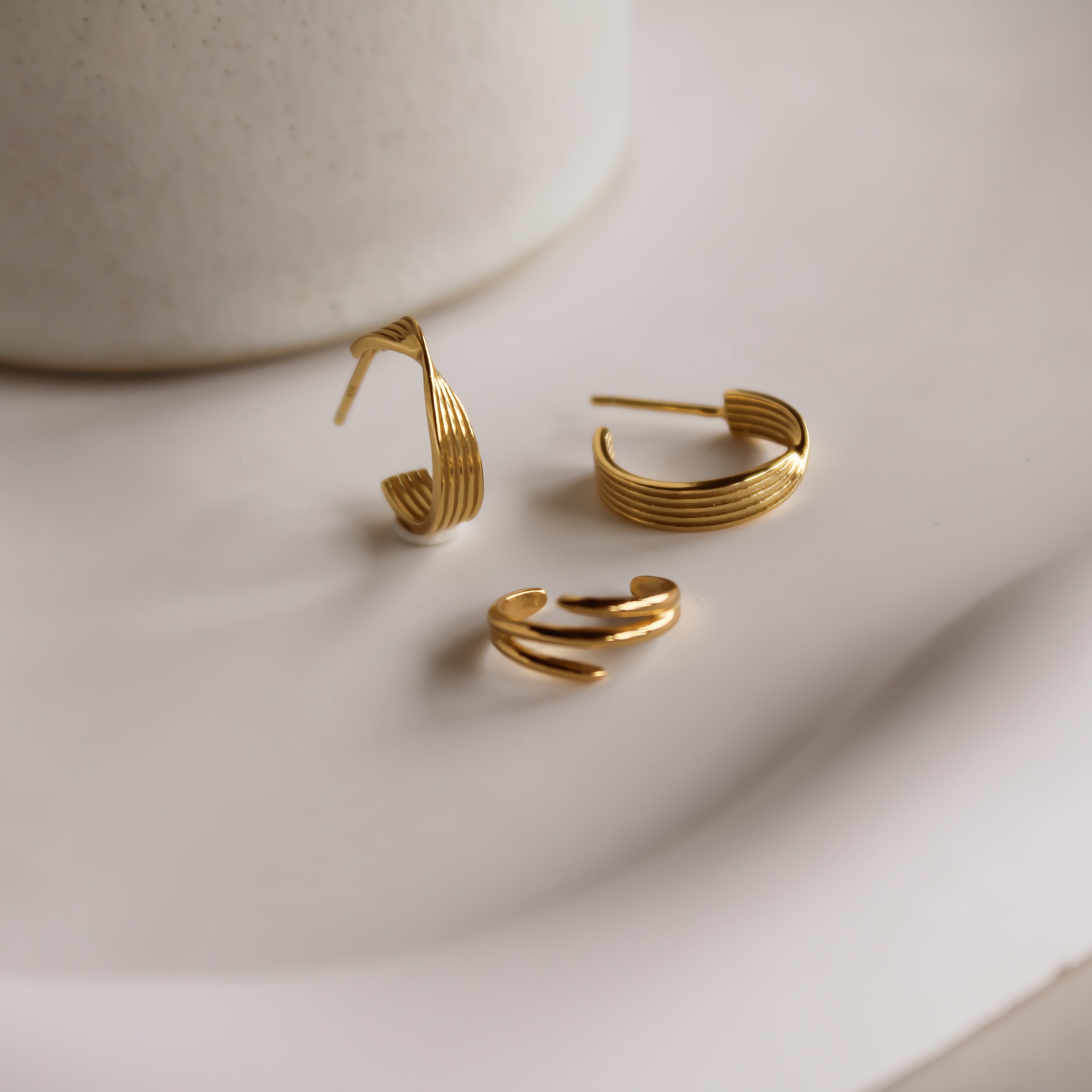 IDASBLUE „Kajame" klassisches Creolen und Earcuff Set