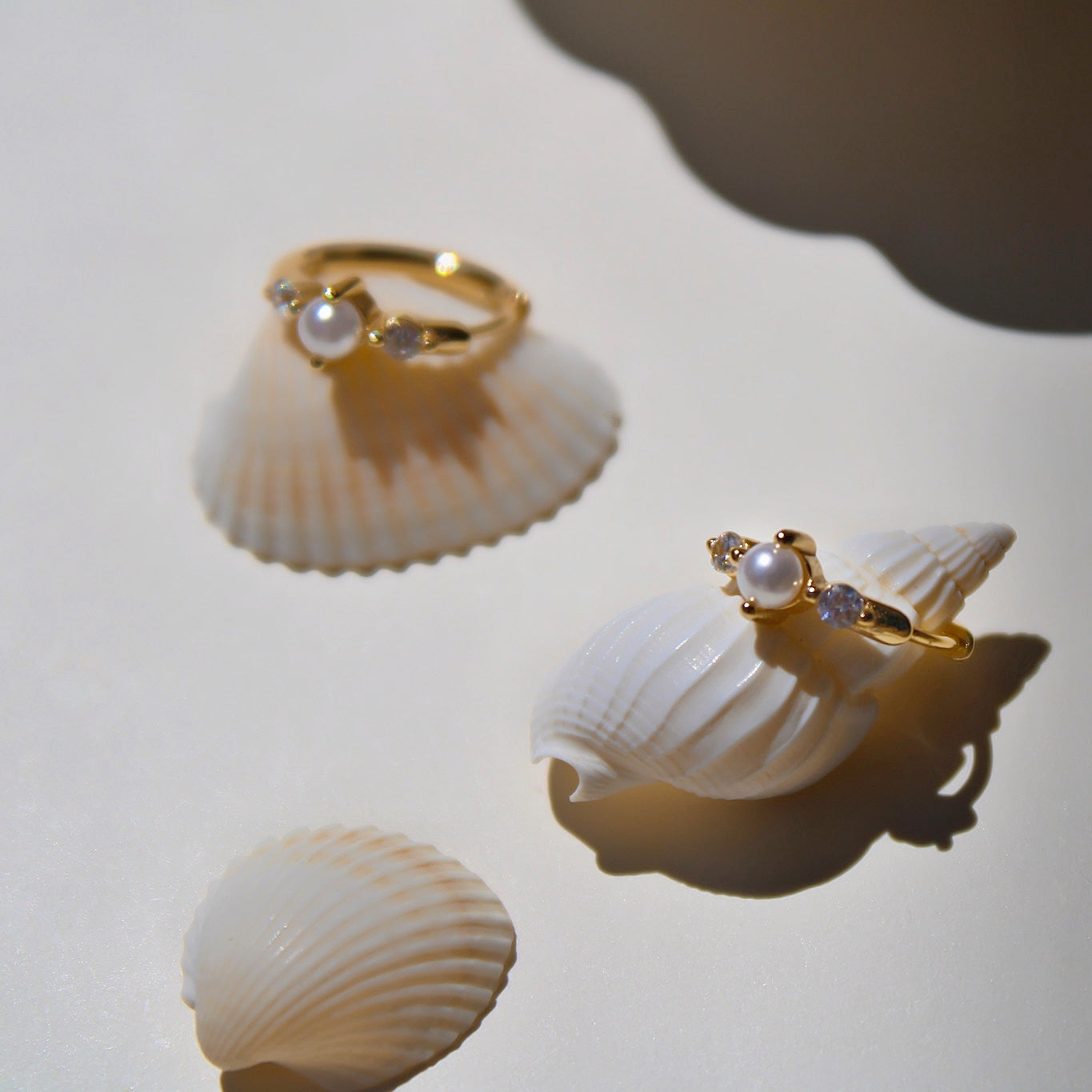 "Akari" elegante Zirkonia Creolen mit Perle
