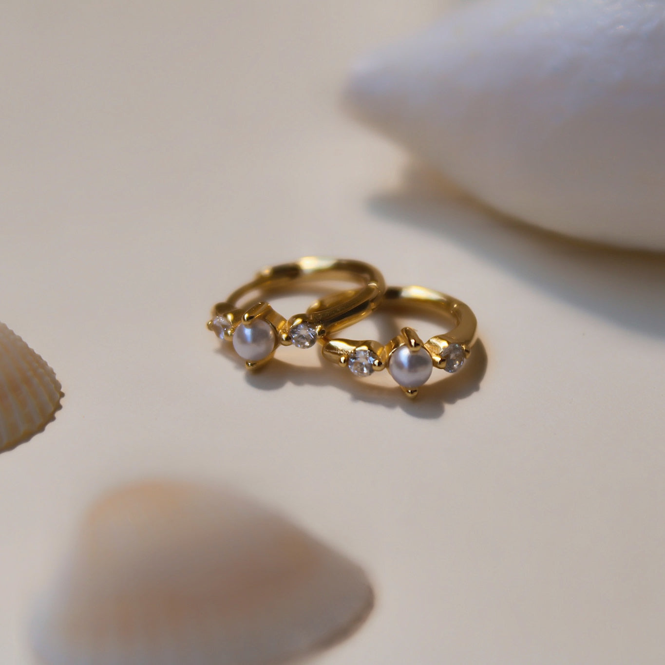"Akari" elegante Zirkonia Creolen mit Perle