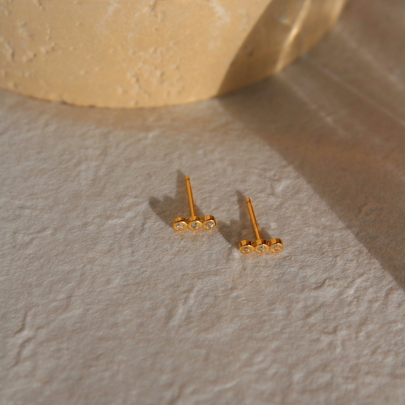 "Giselle" feine, minimalistische  Stäbchen Ohrstecker mit Zirkonia