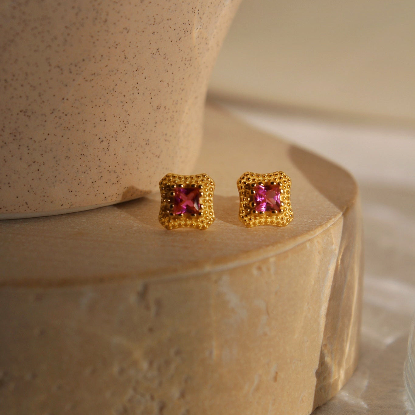 "Noburu" elegante Rhombus Ohrstecker mit bunten Zirkonia