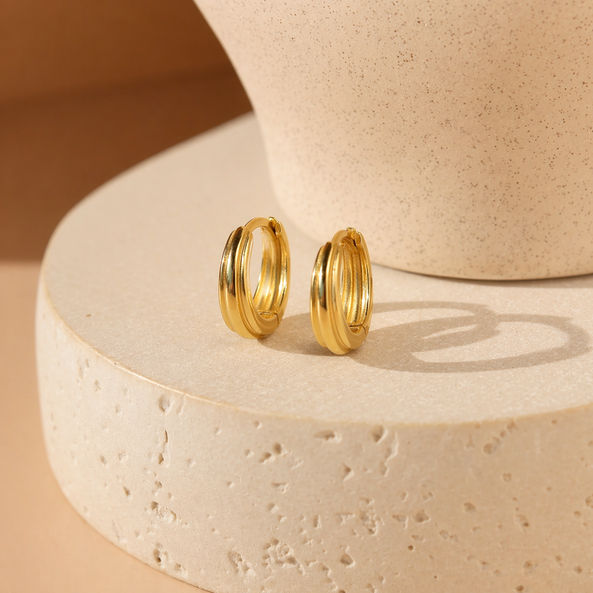 Golden Flow – Organische Creolen mit sanften Linien