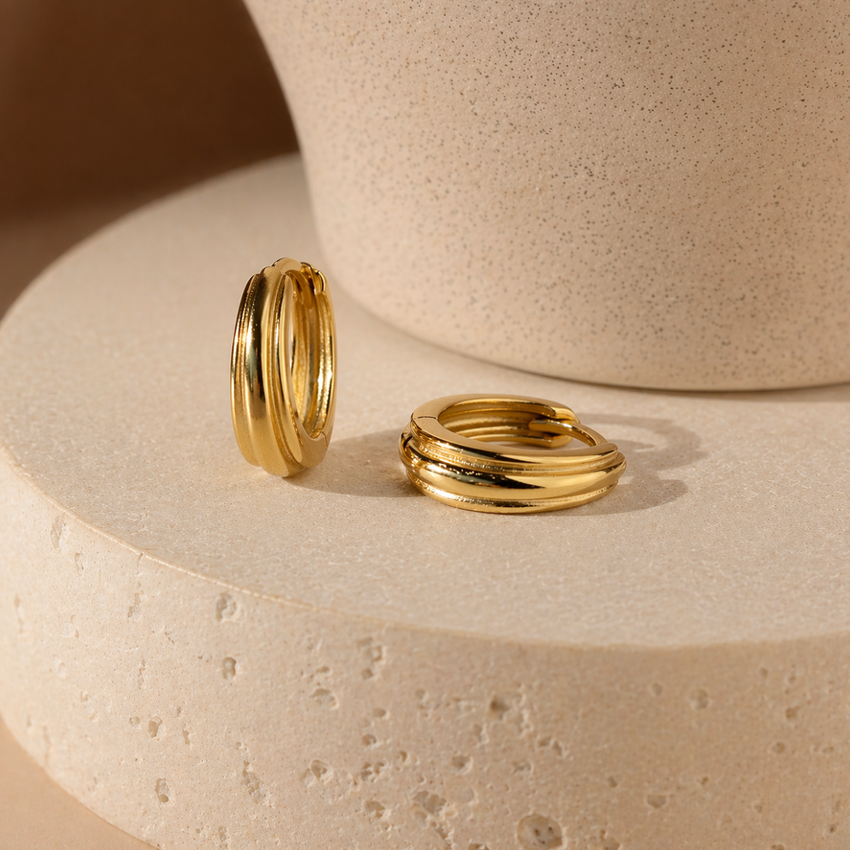 Golden Flow – Organische Creolen mit sanften Linien
