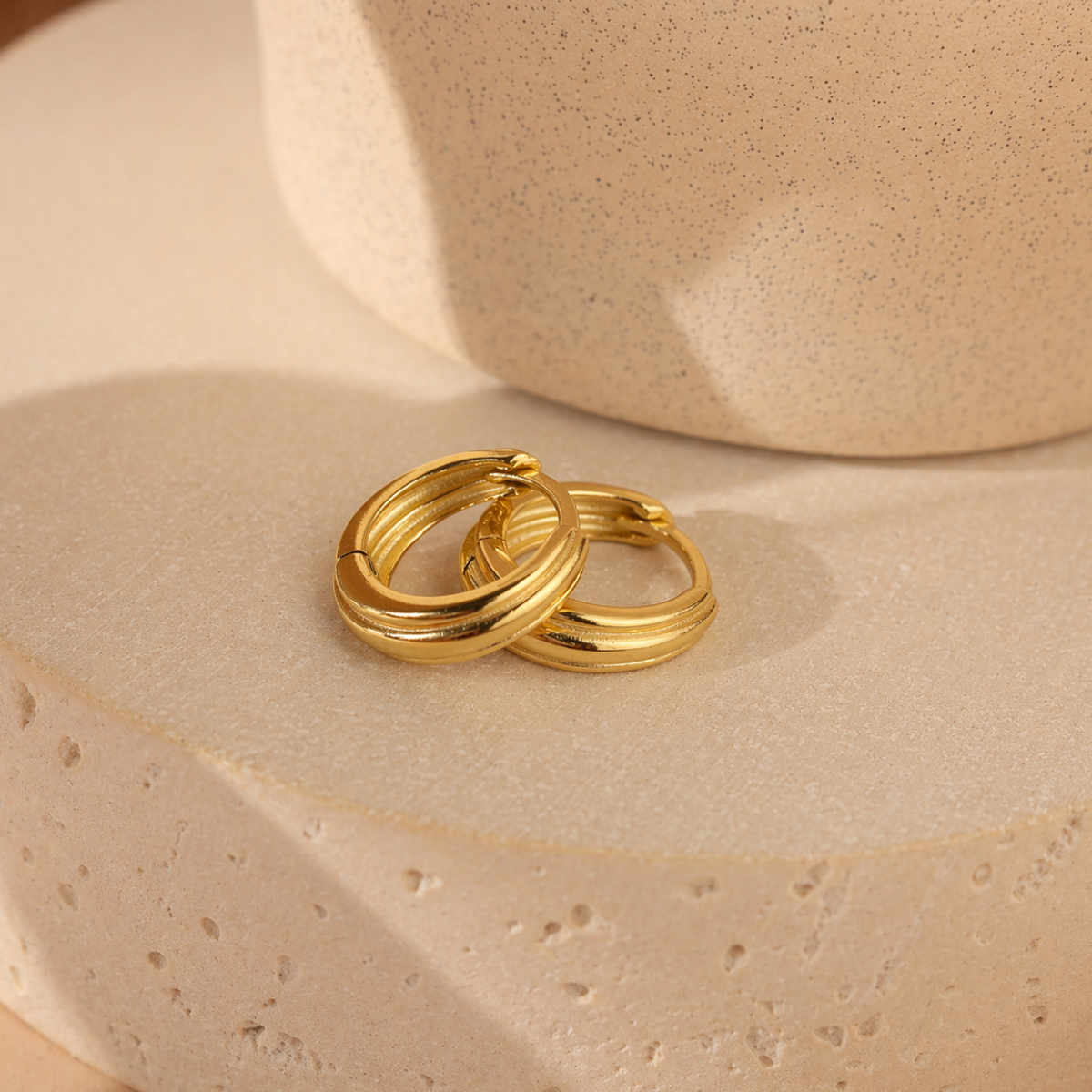 Golden Flow – Organische Creolen mit sanften Linien