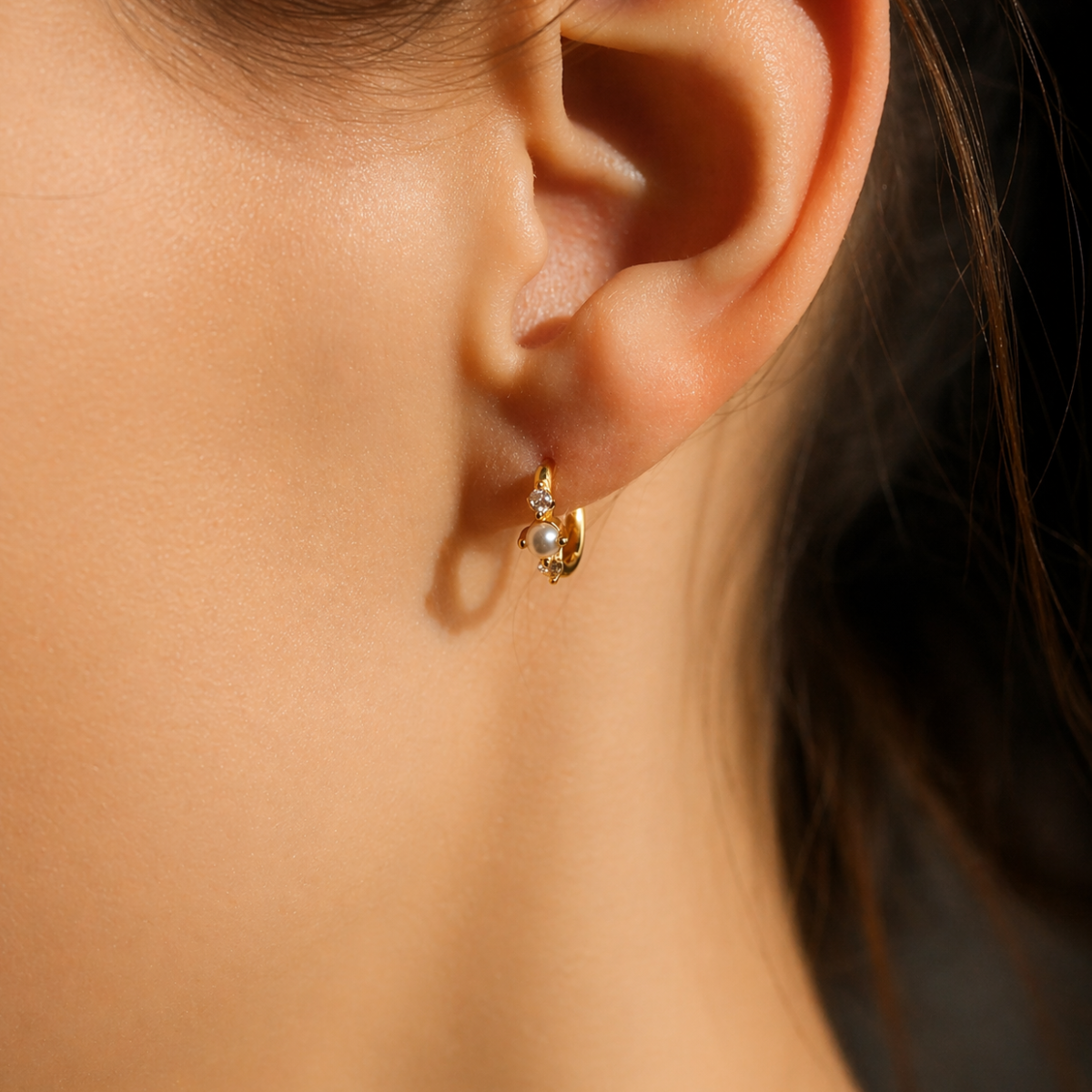 "Akari" elegante Zirkonia Creolen mit Perle