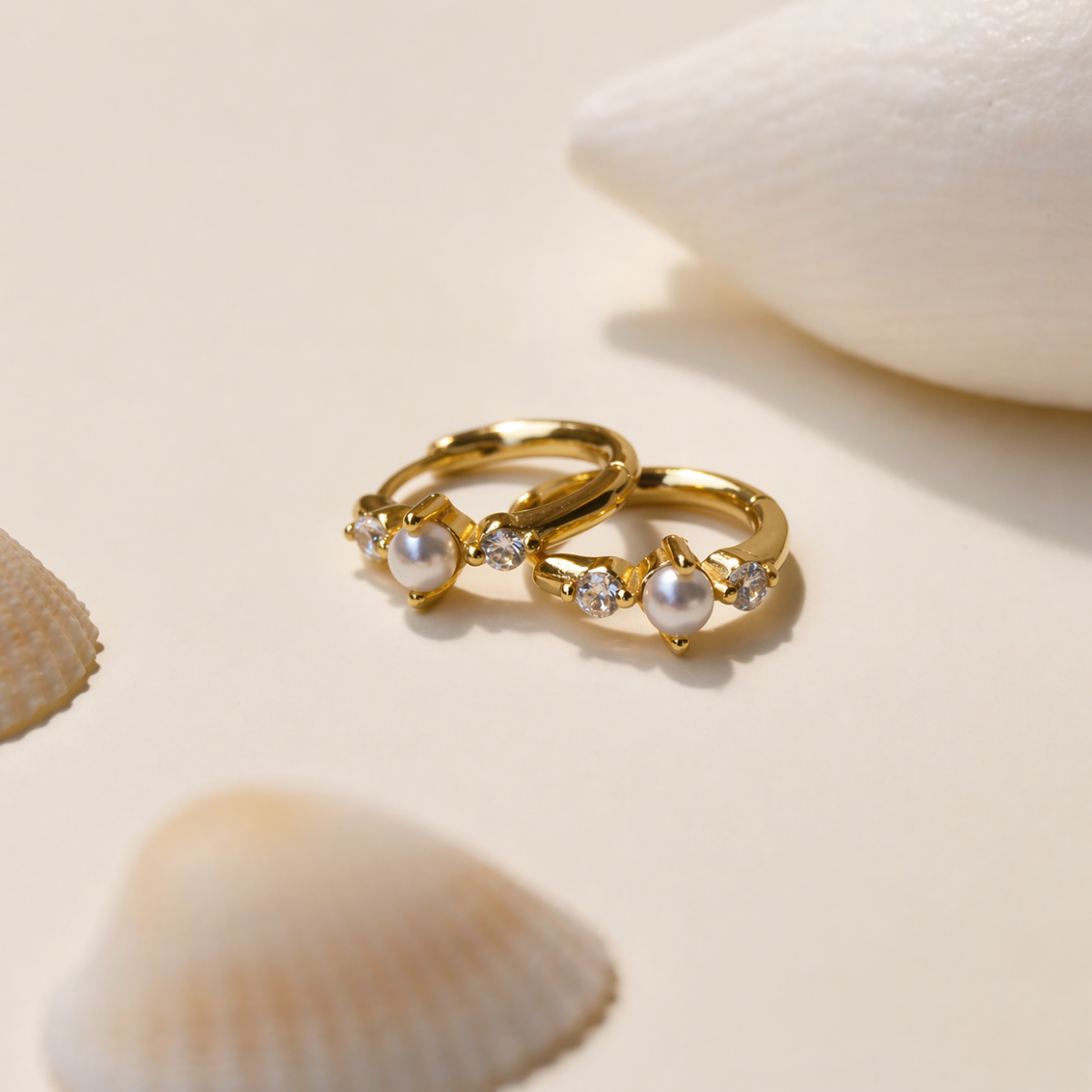 "Akari" elegante Zirkonia Creolen mit Perle