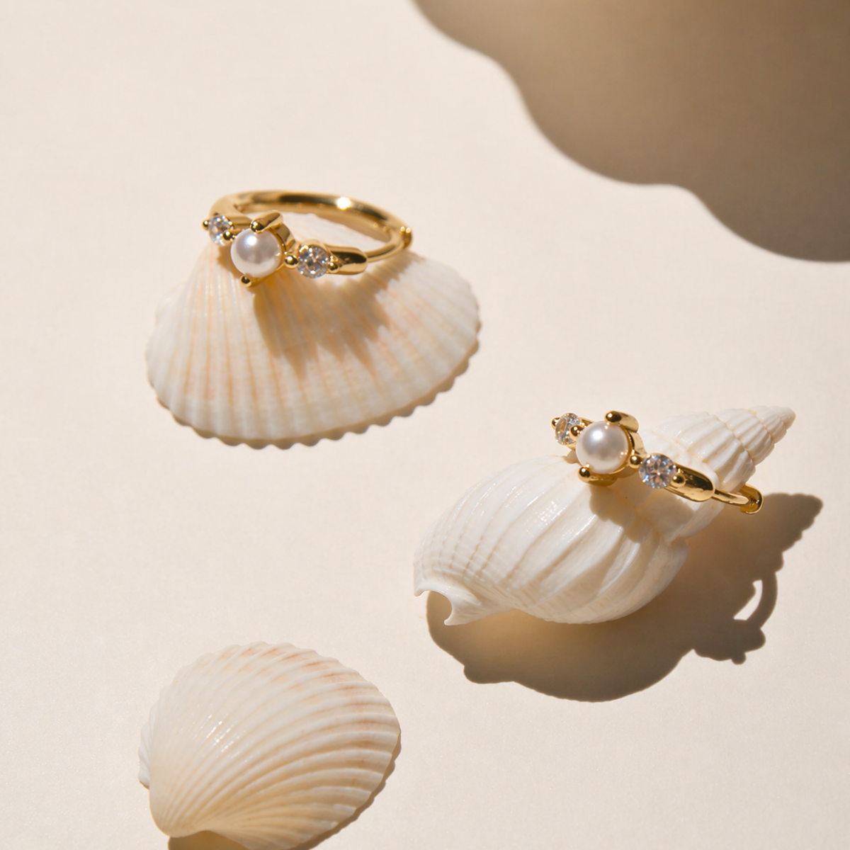 "Akari" elegante Zirkonia Creolen mit Perle