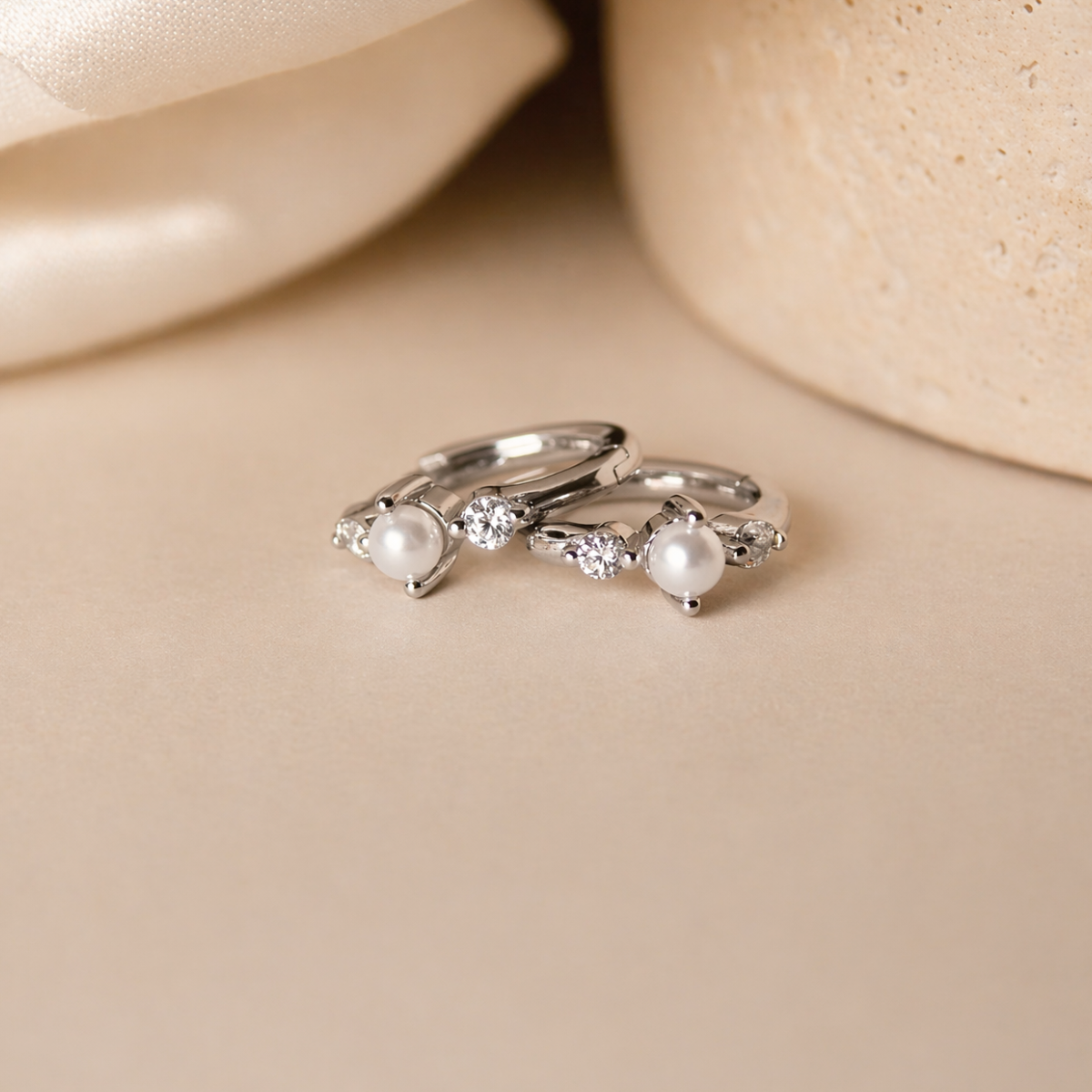 "Akari" elegante Zirkonia Creolen mit Perle