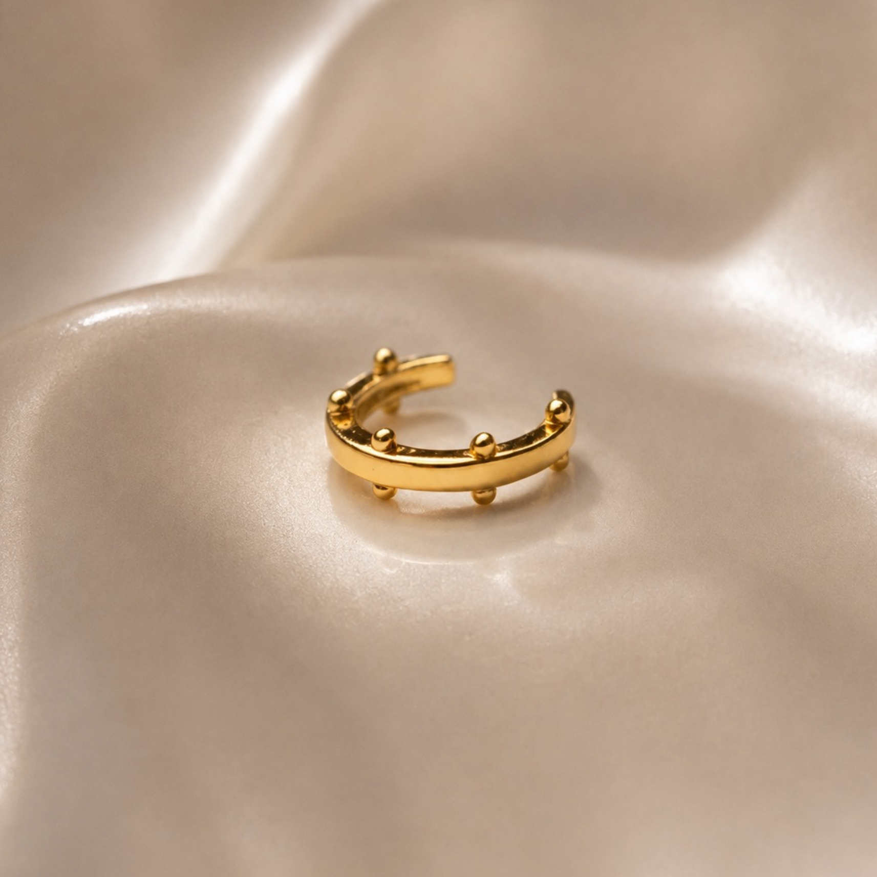 "Ava" minimalistischer, goldener Kügelchen Earcuff