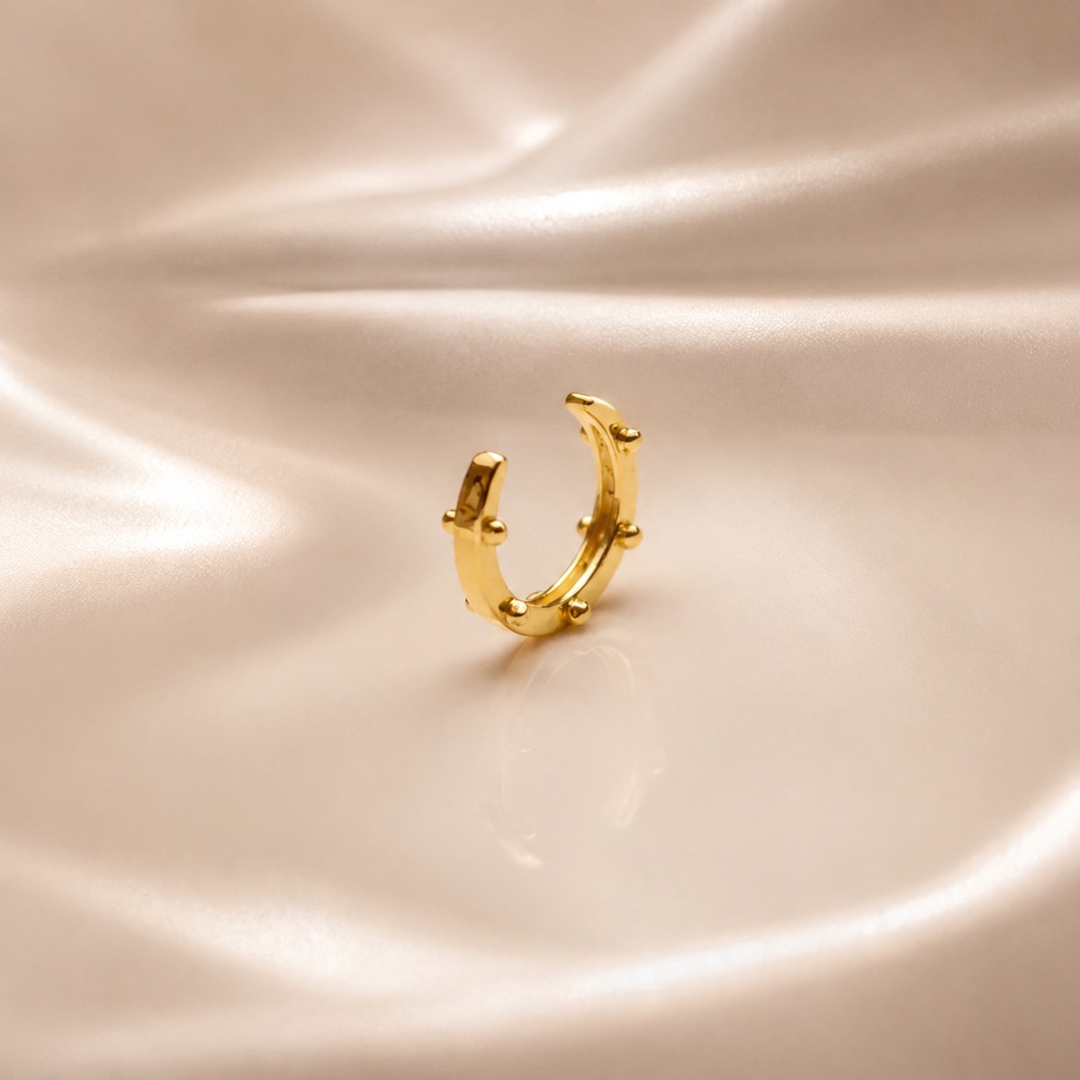 "Ava" minimalistischer, goldener Kügelchen Earcuff