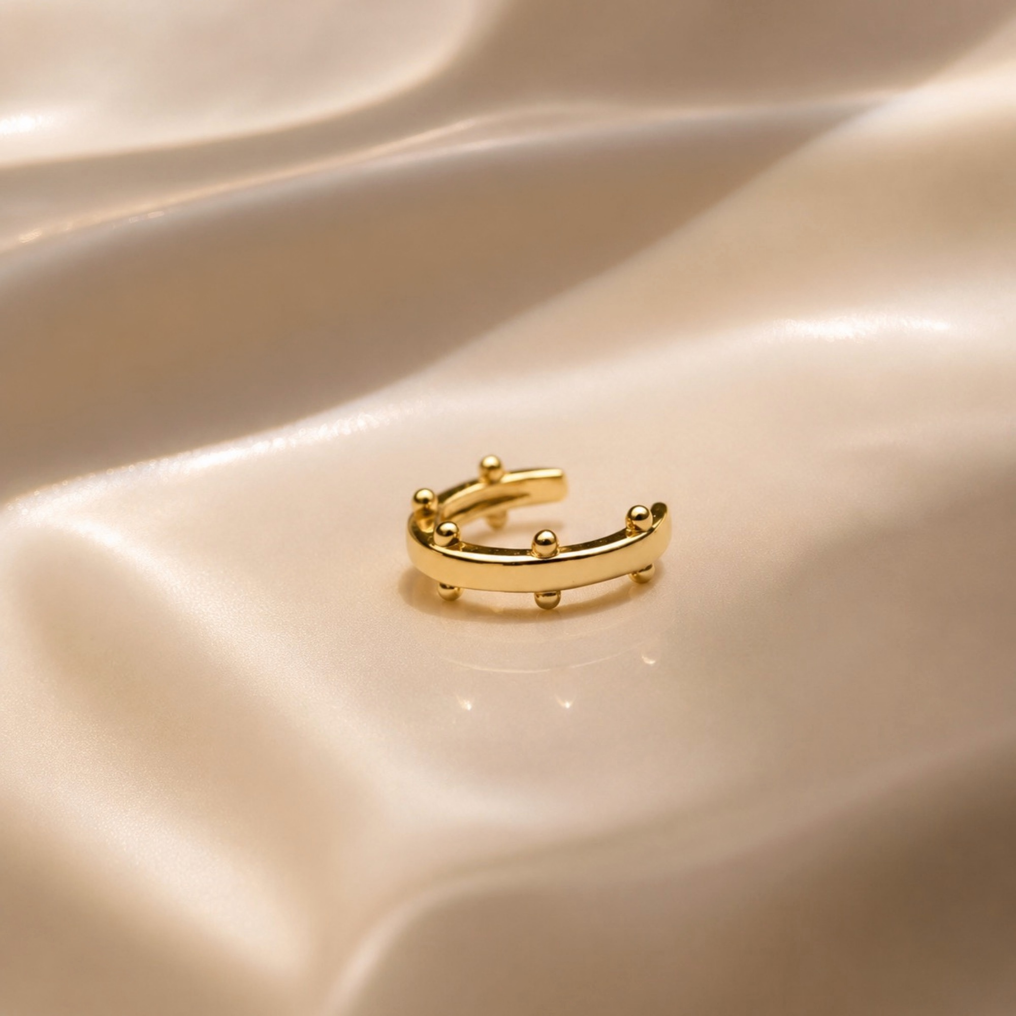 "Ava" minimalistischer, goldener Kügelchen Earcuff