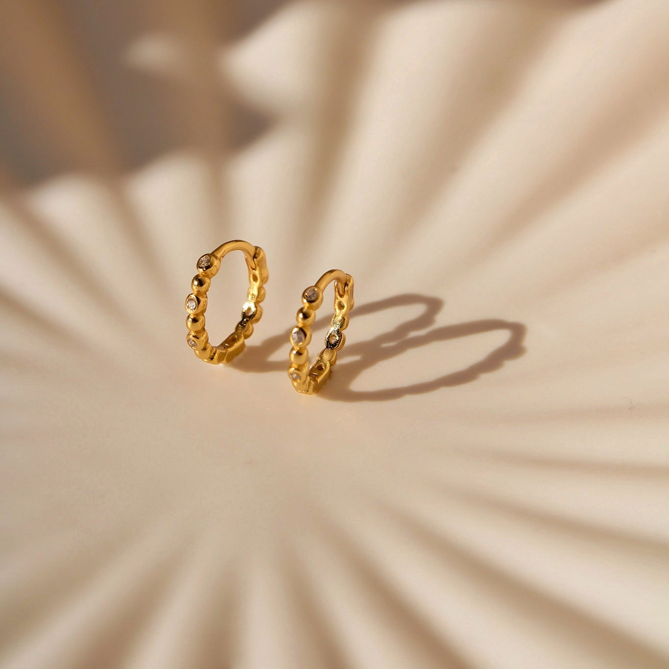 "Amelia" kleine Zirkonia Kügelchen Creolen Gold