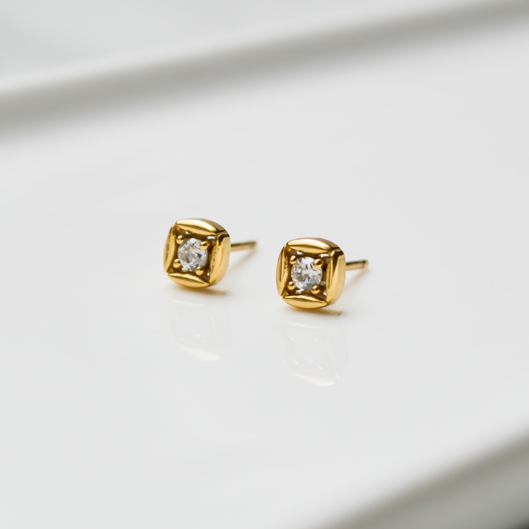 Minimalistische, geometrische Zirkonia Ohrstecker in Gold