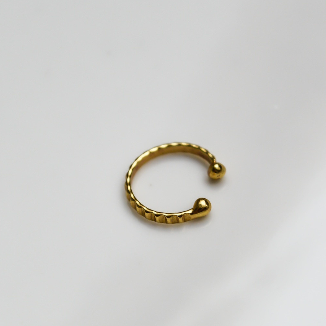 IDASBLUE "Raja" zarter, texturierter Earcuff Gold