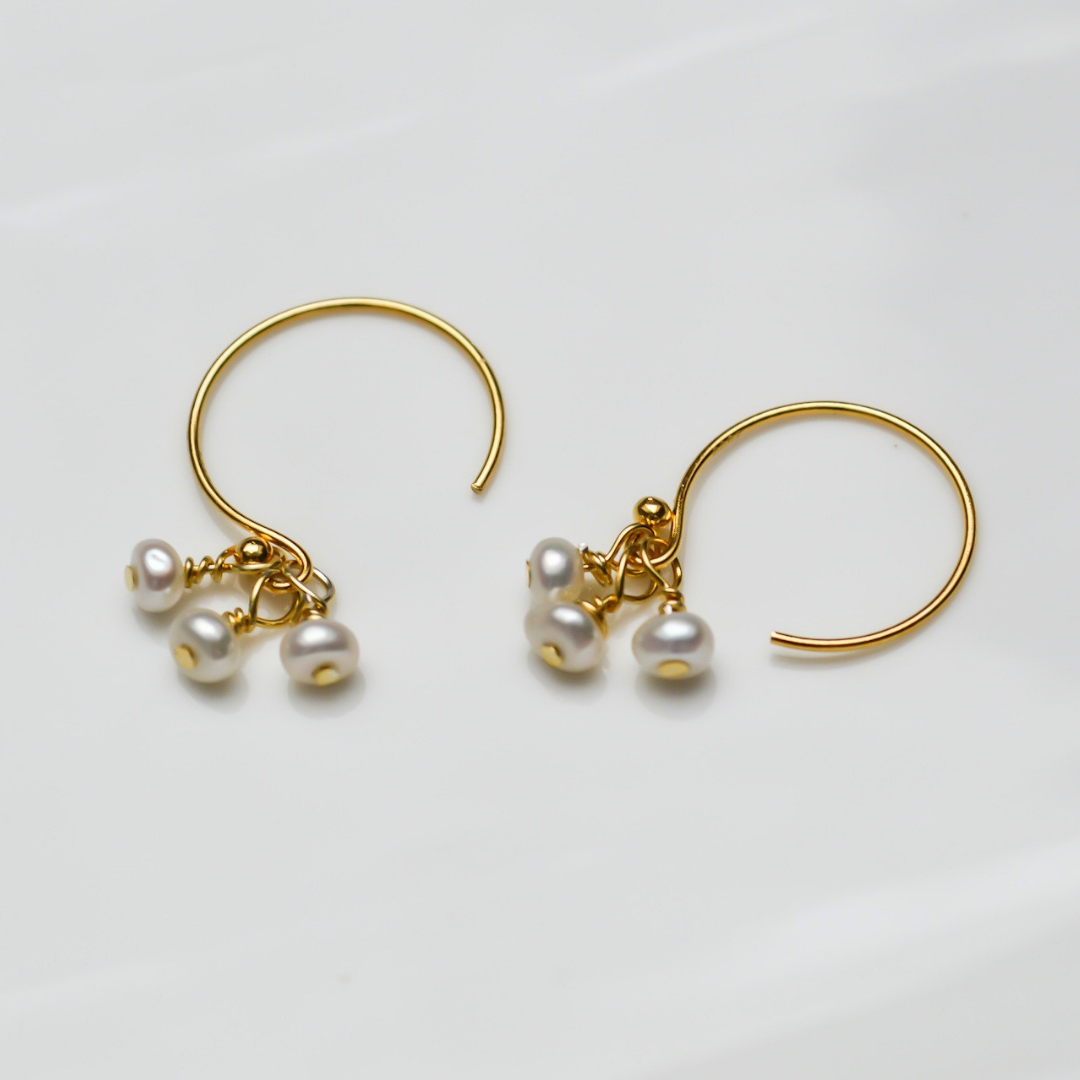 Zarte Gold Ohrringe mit 3 winzigen Süßwasser Perlen