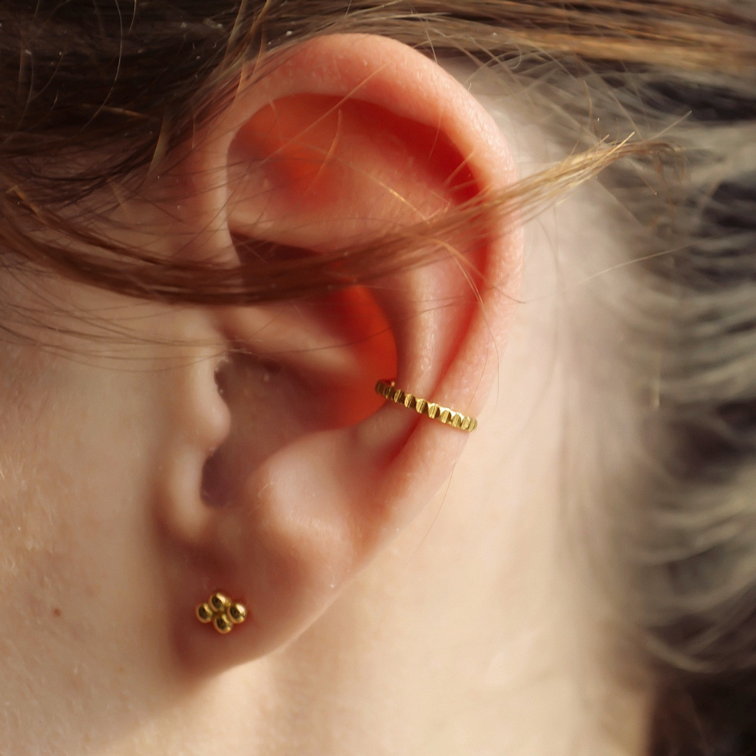 IDASBLUE "Raja" zarter, texturierter Earcuff Gold